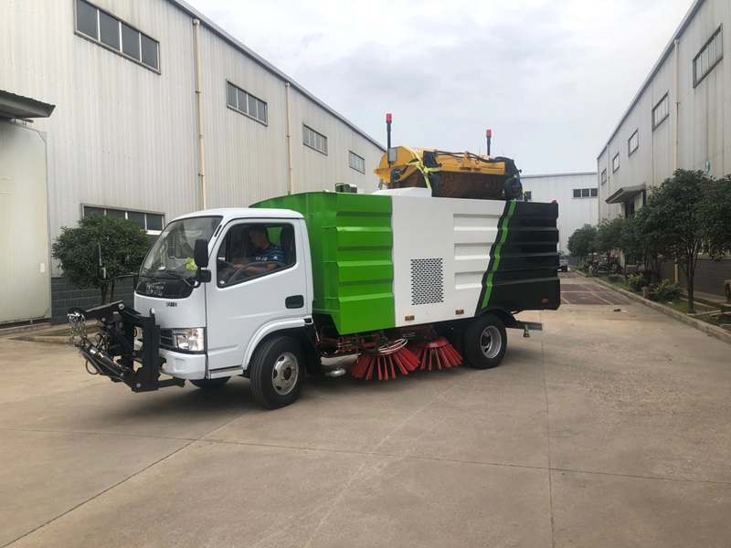 國(guó)六東風(fēng)小多利卡掃路車（5.5立方）
